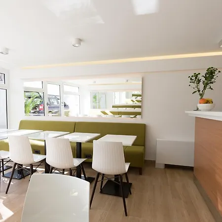 Tesla - Smart Garni Hotel 4*