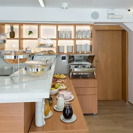 Tesla - Smart Garni Hotel
